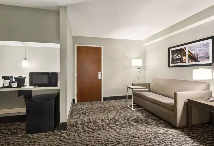 Отель La Quinta By Wyndham Newark Elkton