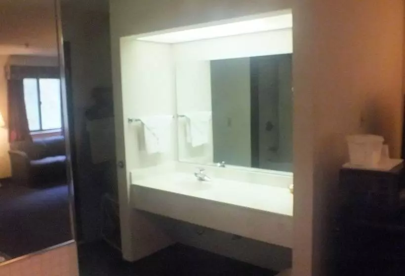 Отель Quality Express Inn & Suites