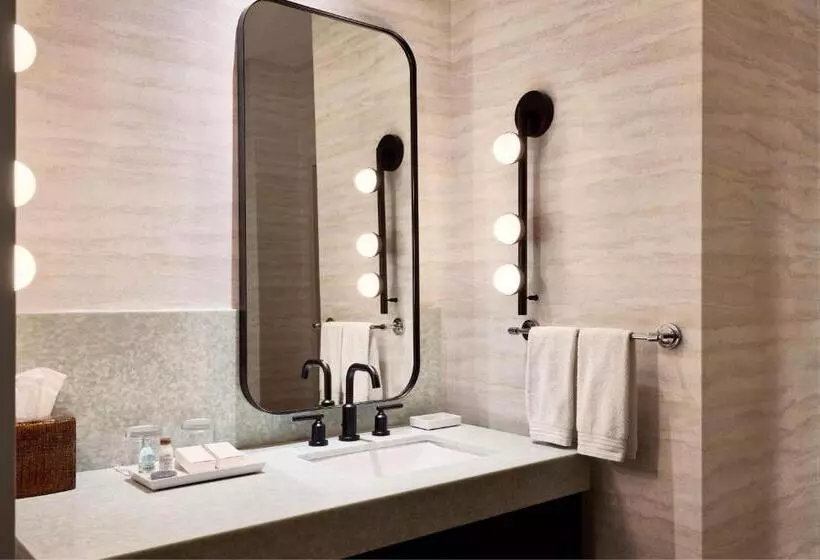 Renaissance Phoenix Glendale Hotel & Spa