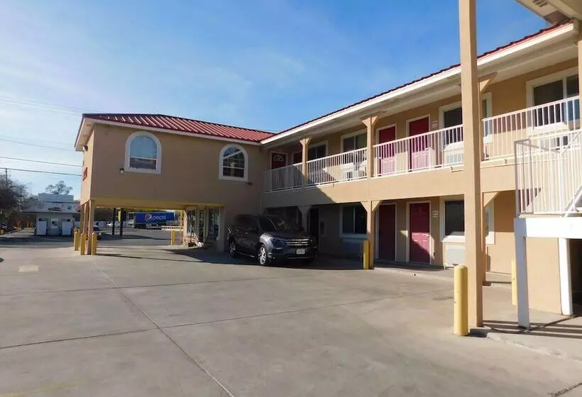 فندق على الطريق Eagle Pass Inn