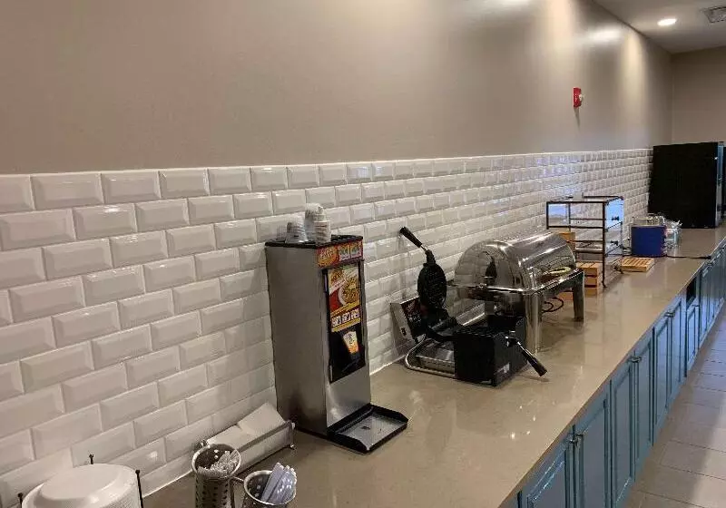 Отель Comfort Inn & Suites