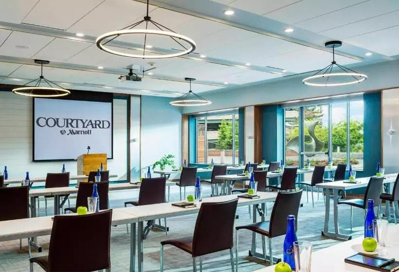 Отель Courtyard Burlington Harbor