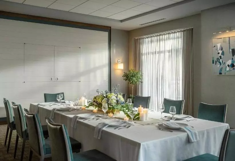 Отель Courtyard Burlington Harbor