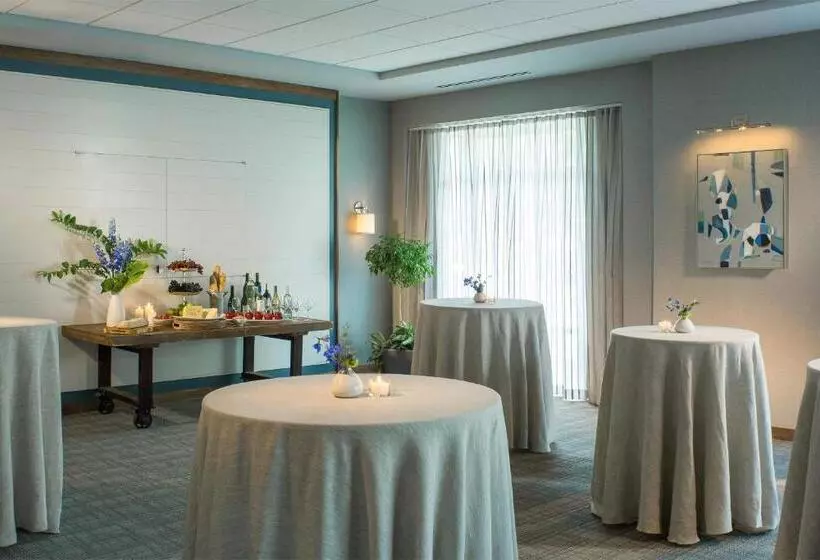 Отель Courtyard Burlington Harbor