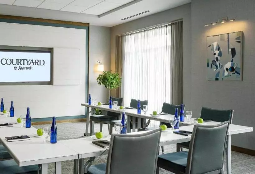 Отель Courtyard Burlington Harbor