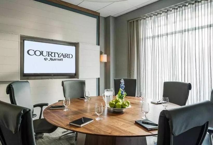 Отель Courtyard Burlington Harbor