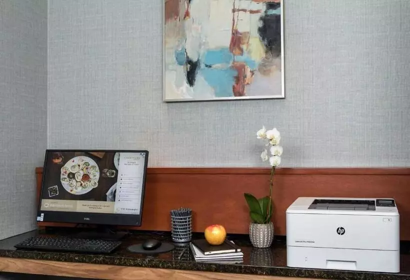 Отель Courtyard Burlington Harbor