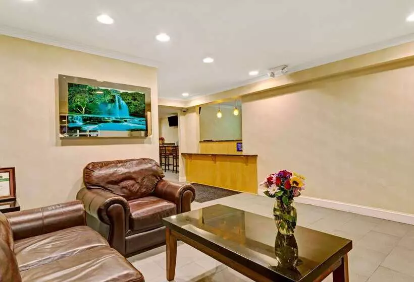 Отель Econo Lodge Bethel Danbury