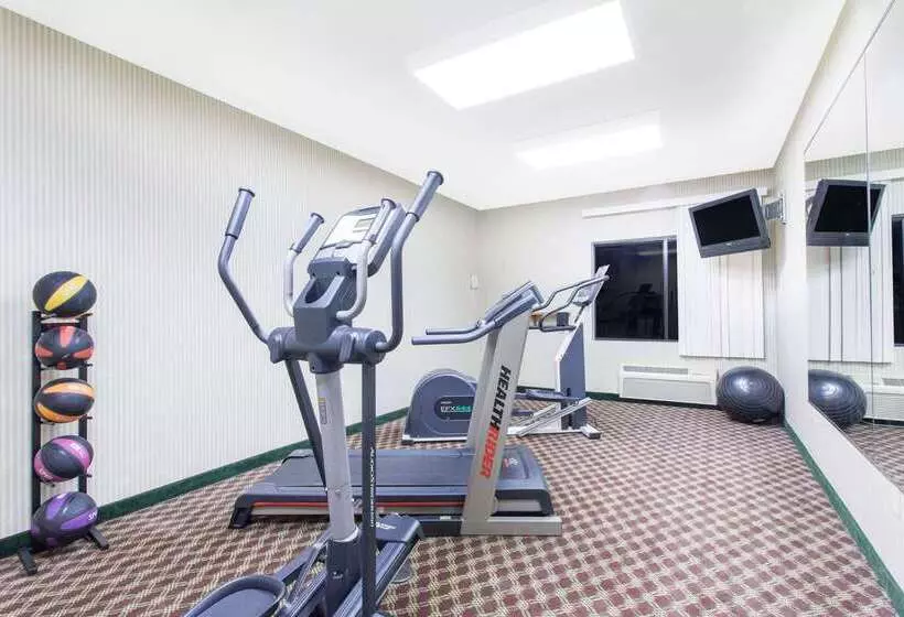 בית מלון כפרי Days Inn & Suites By Wyndham Seaford