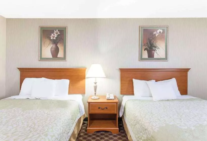 בית מלון כפרי Days Inn & Suites By Wyndham Seaford