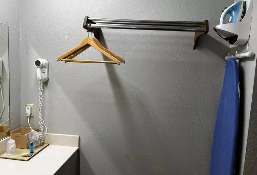 Отель Express Inn & Suites