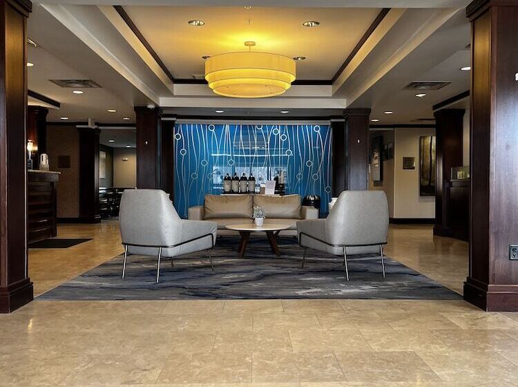 Отель Fairfield Inn & Suites By Marriott Slippery Rock