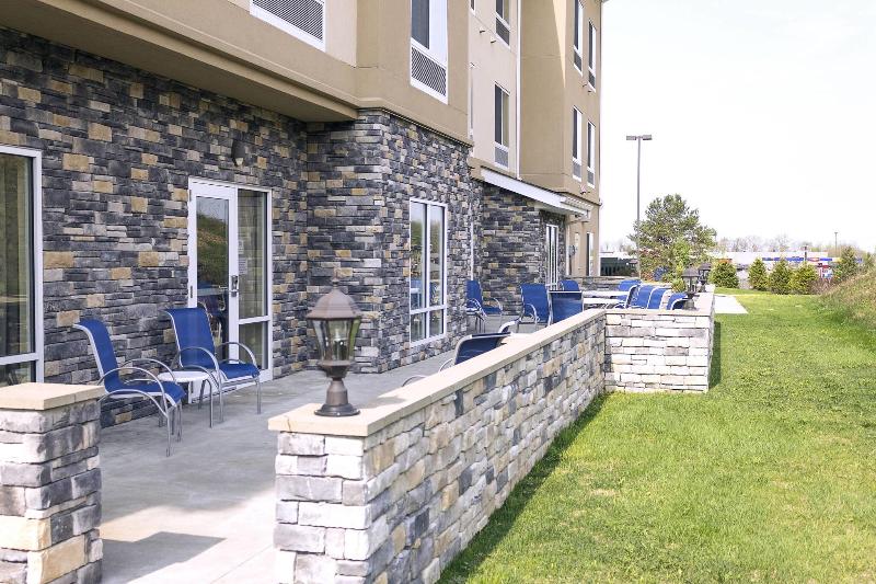 Отель Fairfield Inn & Suites By Marriott Slippery Rock