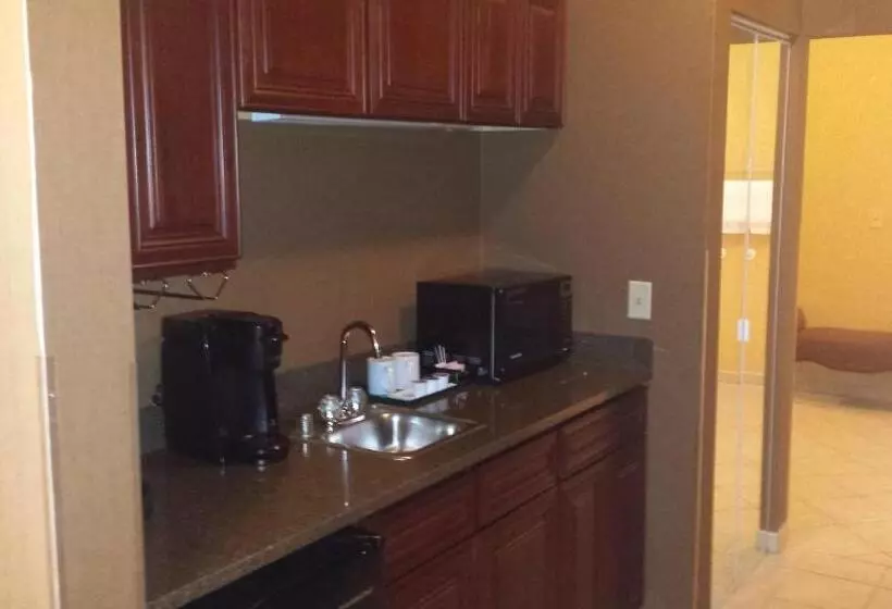 Town & Country Inn And Suites