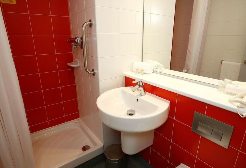 هتل Travelodge Barcelona Poblenou