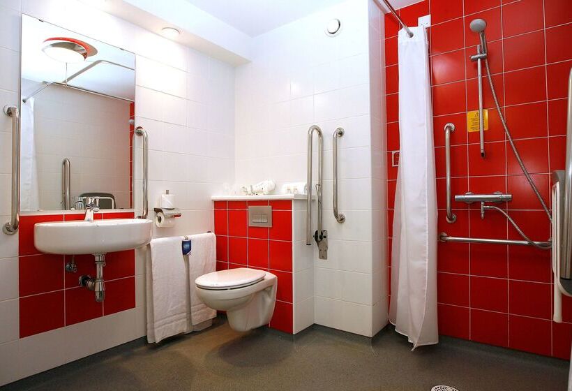 هتل Travelodge Barcelona Poblenou