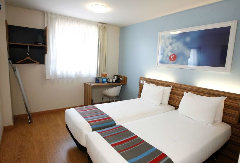 هتل Travelodge Barcelona Poblenou