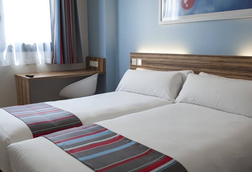 هتل Travelodge Barcelona Poblenou