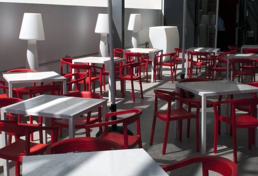 هتل Travelodge Barcelona Poblenou