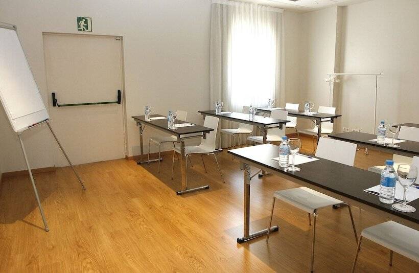 هتل Travelodge Barcelona Poblenou