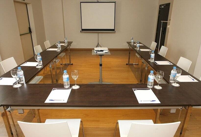 هتل Travelodge Barcelona Poblenou