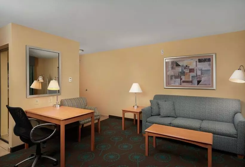 Hampton Inn & Suites Canton