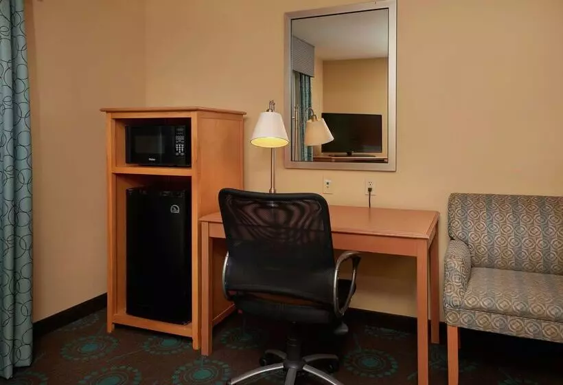 Hampton Inn & Suites Canton