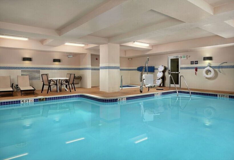 Hampton Inn & Suites Canton