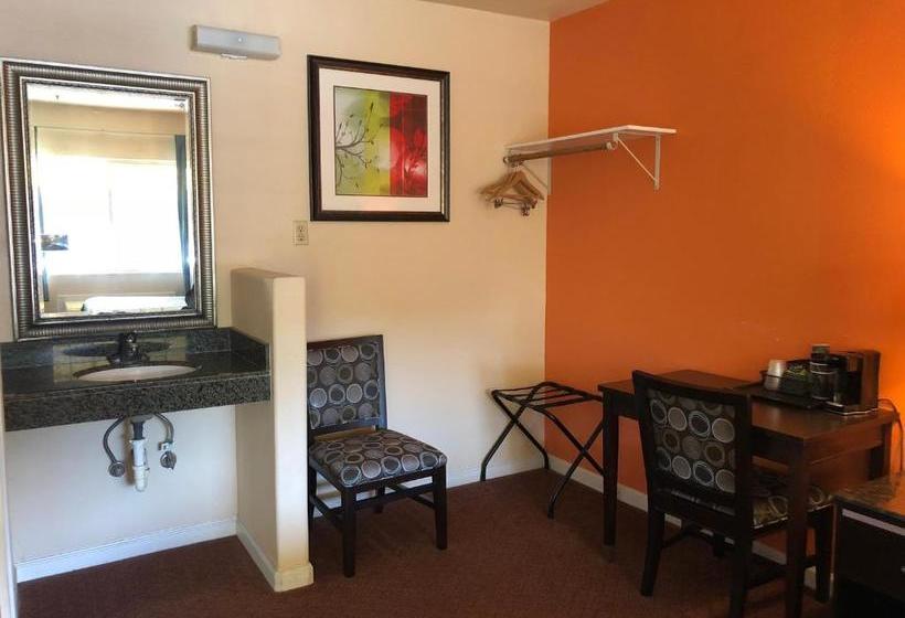 בית מלון כפרי Arroyo Village Inn