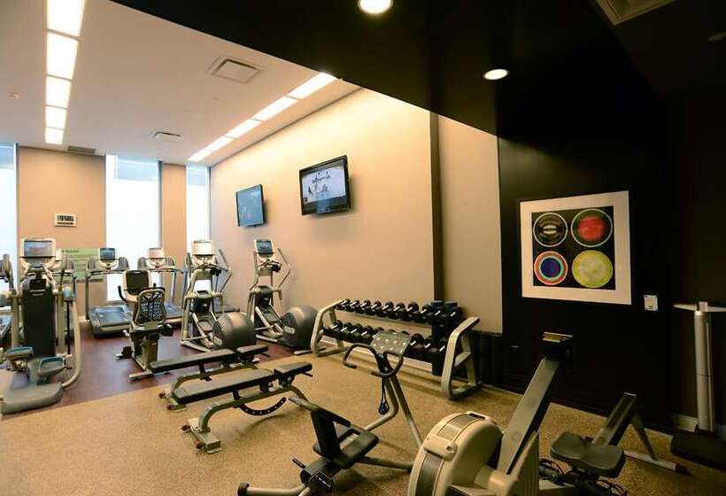 בית מלון כפרי Hilton Columbus Downtown