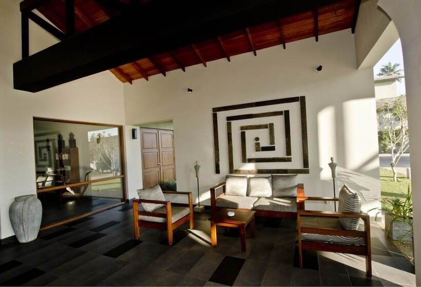 Отель Kamili Beach Villa, Kalutara