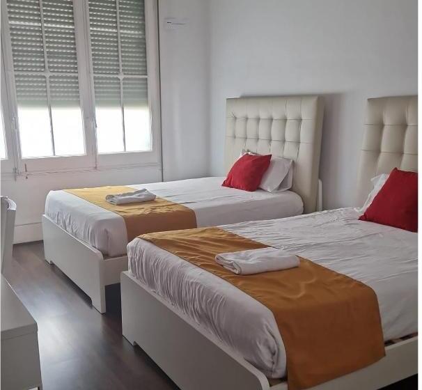 مسافرخانه Brustar Gotic Centric