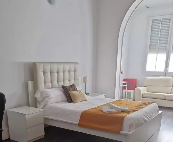 مسافرخانه Brustar Gotic Centric