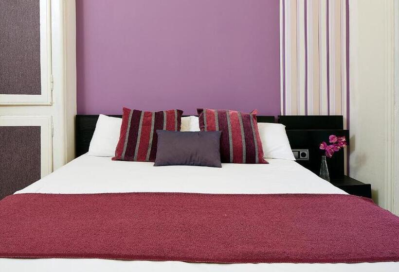 مسافرخانه Brustar Gotic Centric