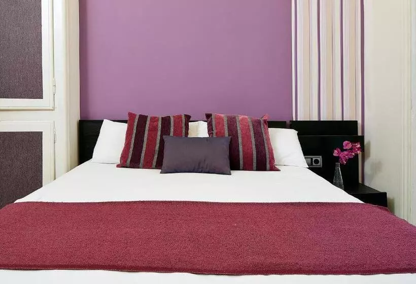 مسافرخانه Brustar Gotic Centric