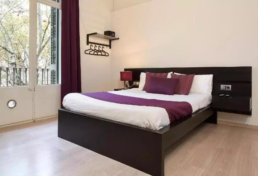 مسافرخانه Brustar Gotic Centric