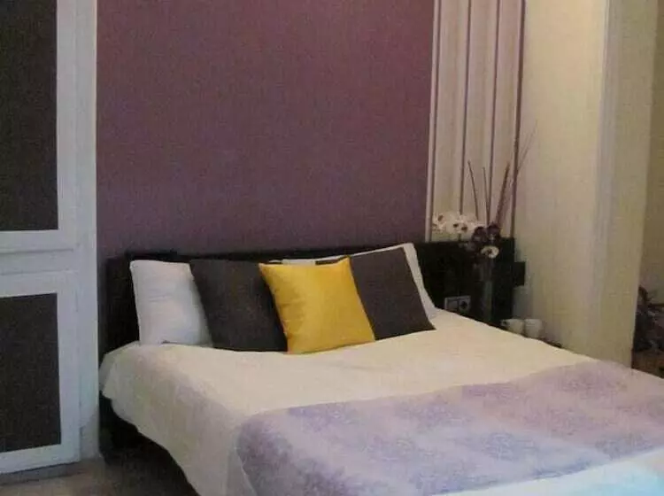 مسافرخانه Brustar Gotic Centric