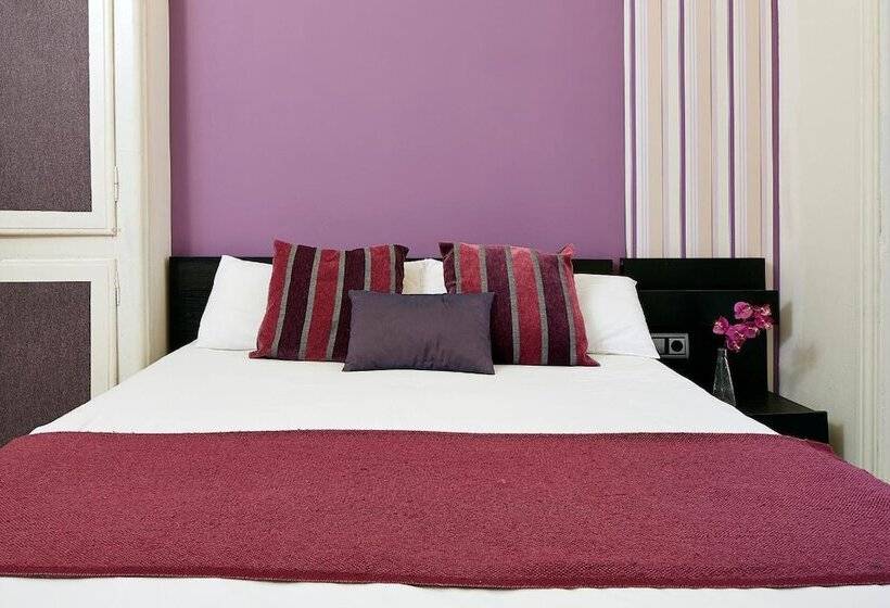 مسافرخانه Brustar Gotic Centric