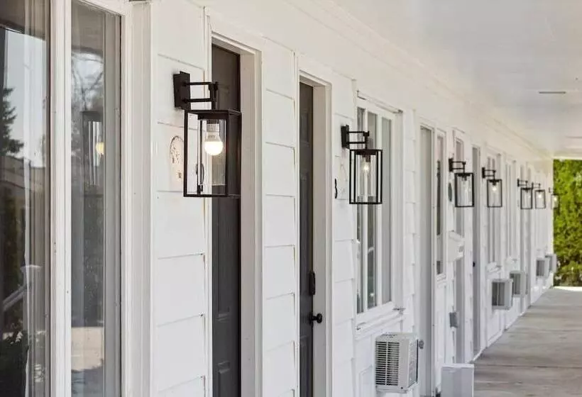 فندق Bay Inn Of Petoskey