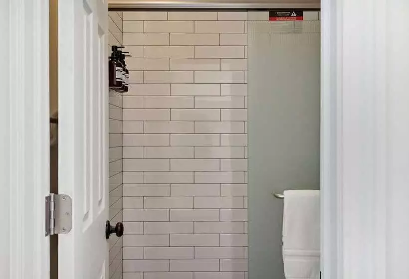 فندق Bay Inn Of Petoskey