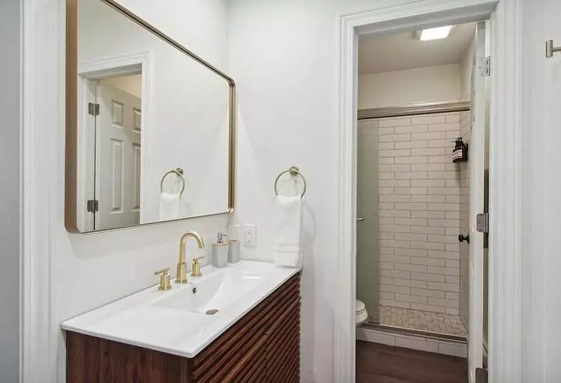 فندق Bay Inn Of Petoskey