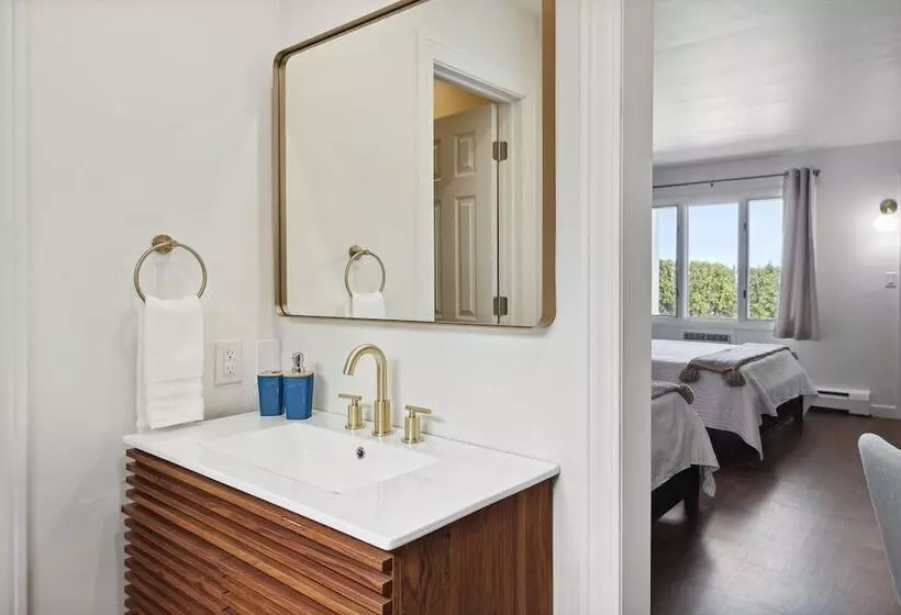 فندق Bay Inn Of Petoskey