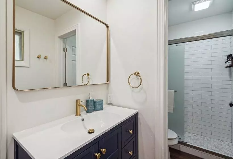 فندق Bay Inn Of Petoskey