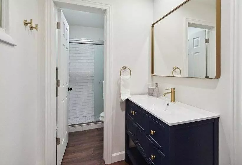 فندق Bay Inn Of Petoskey