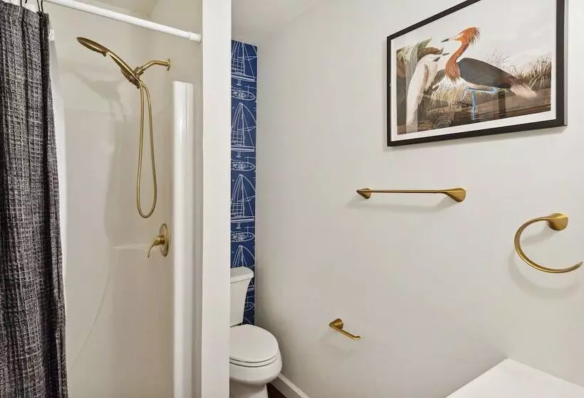 فندق Bay Inn Of Petoskey