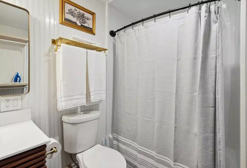 فندق Bay Inn Of Petoskey