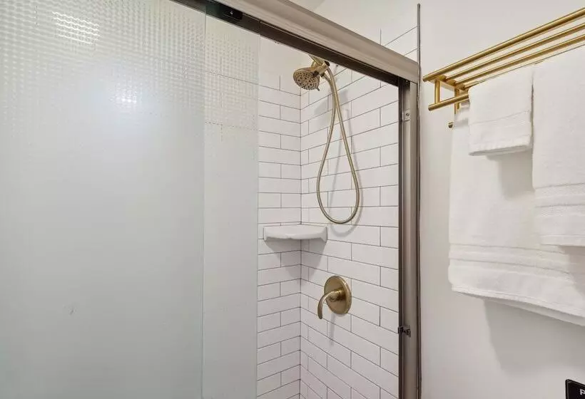 فندق Bay Inn Of Petoskey