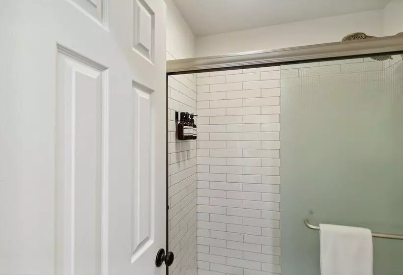 فندق Bay Inn Of Petoskey