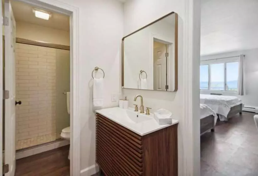 فندق Bay Inn Of Petoskey