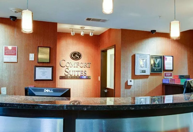 호텔 Comfort Suites